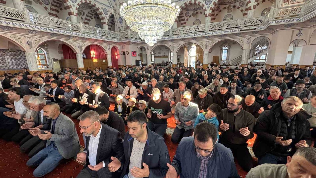Kulu’da bayram namazında camiler doldu