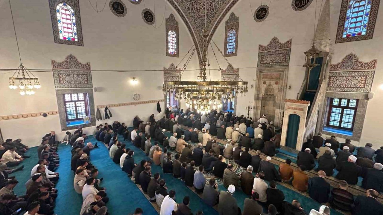 Karapınar’da bayram namazında vatandaşlar camilere akın etti