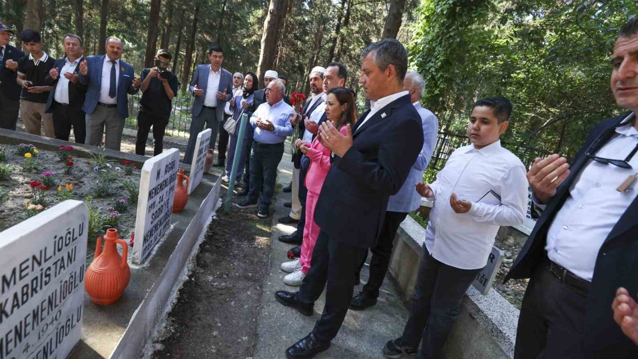 Özgür Özel Manisa’da şehitlik ve Ferdi Zeyrek’in mezarını ziyaret etti