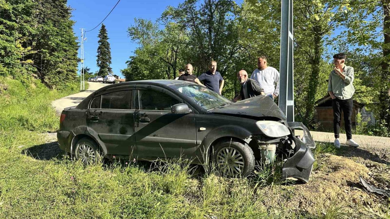 Kastamonu’da otomobil direğe çarptı: 3 yaralı