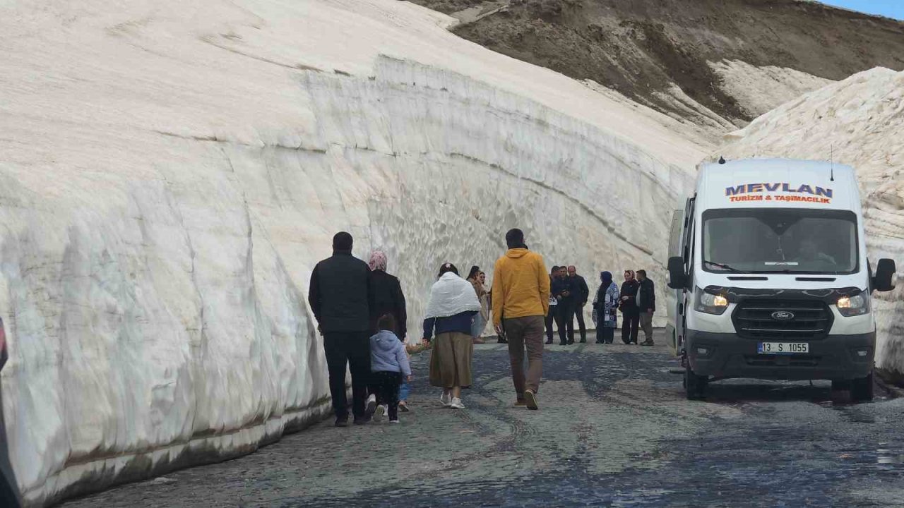 Nemrut’taki 10 metrelik kar tünellerine yoğun ilgi