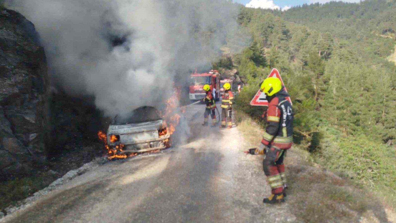 Dursunbey’de araç yangını ormana sıçradı