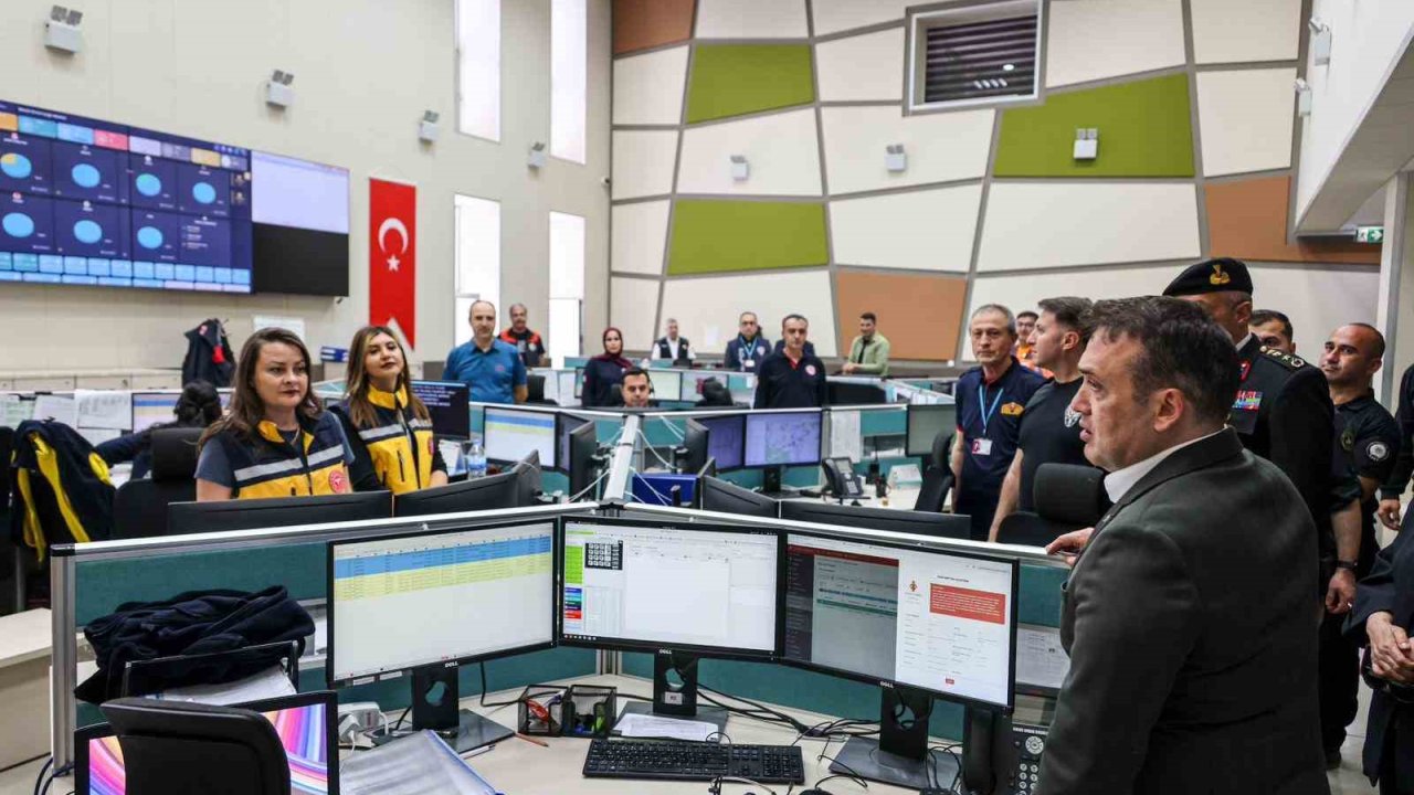 Vali Sözer 112 Acil Çağrı Merkezi’nde bayram mesaisi yapan personelle buluştu