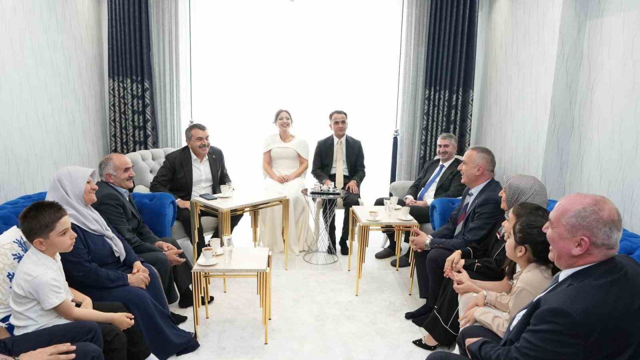Bakan Tekin nişan törenine katıldı