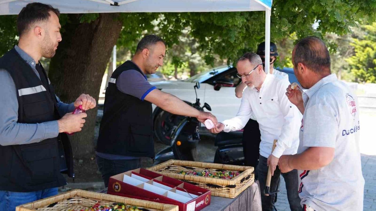 Düzce’deki mezarlıklarda bayram dayanışması