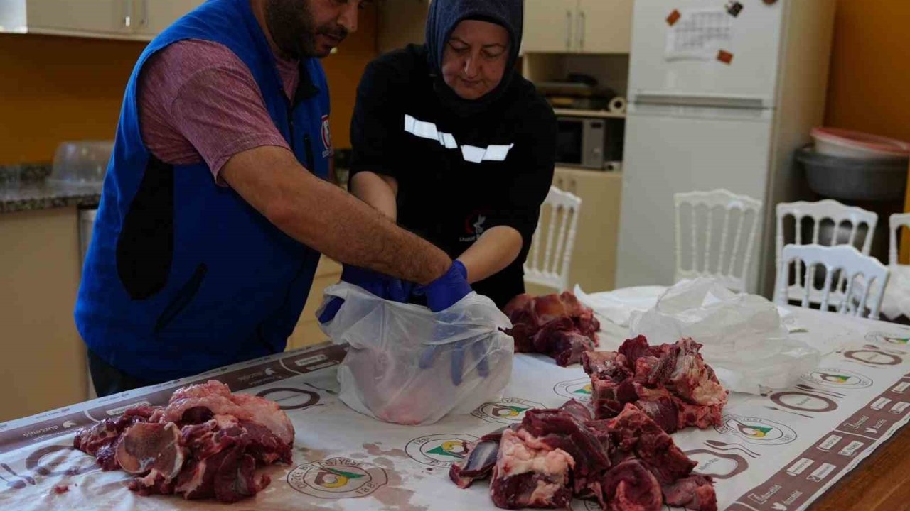 Düzce’de bağışlanan kurban payları ihtiyaç sahiplerine ulaştırılıyor