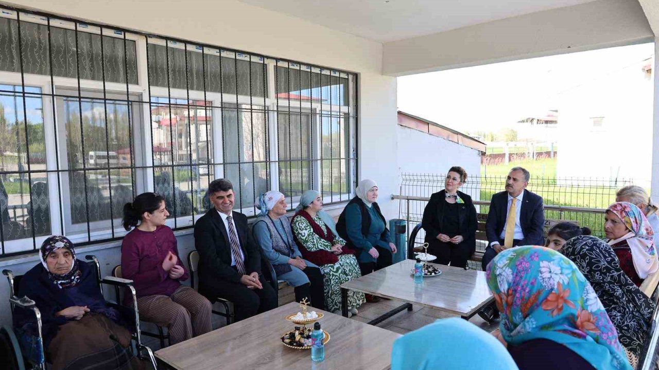 Ağrı Valisi Bozkurt’tan bayramda şehit aileleri, gazi, çocuklar ve huzurevi sakinlerine ziyaret