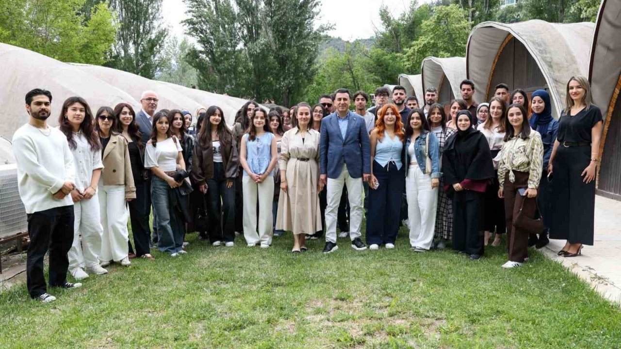 Tunceli Valisi Aygöl, üniversite öğrencileriyle bir araya gelerek bayramlaştı