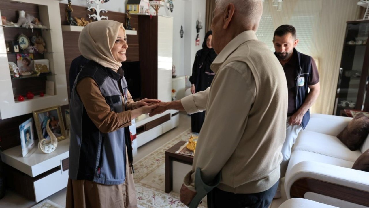 "Alo Evlat" ekipleri bayramda yaşlıları yalnız bırakmadı