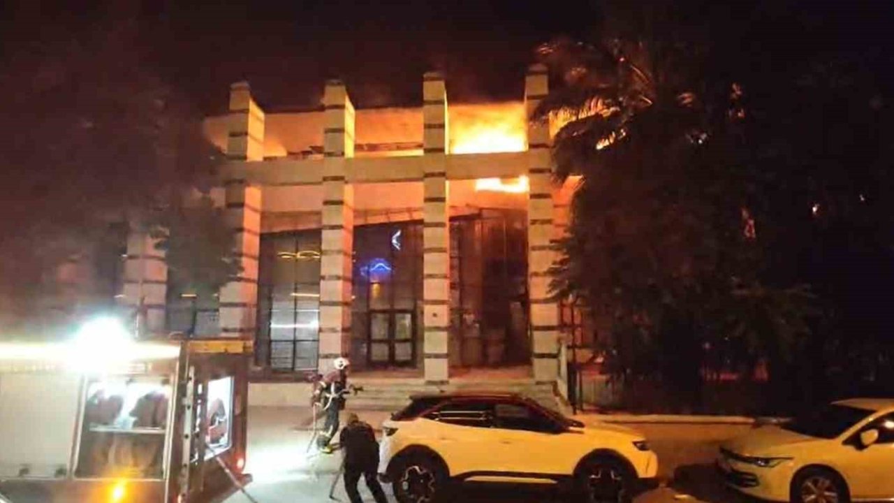 Kuşadası’nda eski PTT binasında yangın