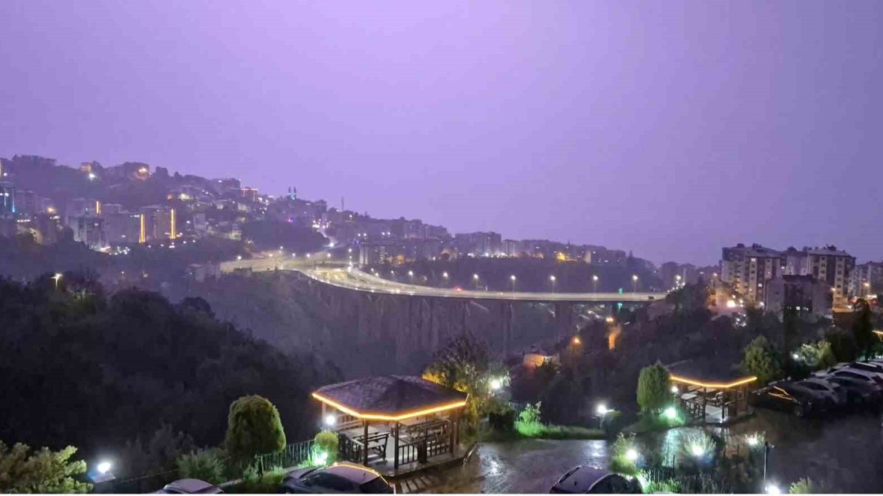 Trabzon’da yağmurla birlikte çakan şimşekler gökyüzünü aydınlattı