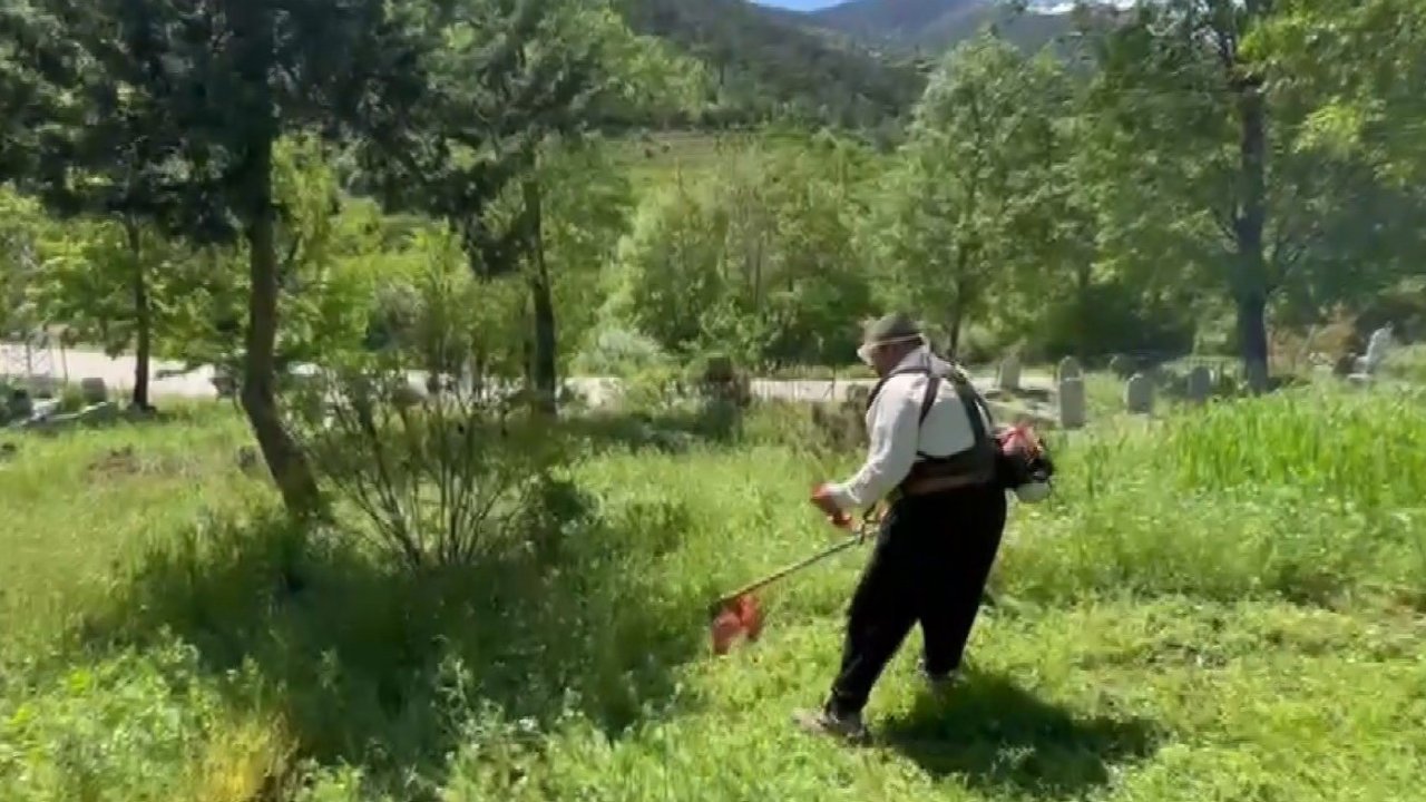Vatandaşın gönüllü mezarlık temizliği takdir topladı