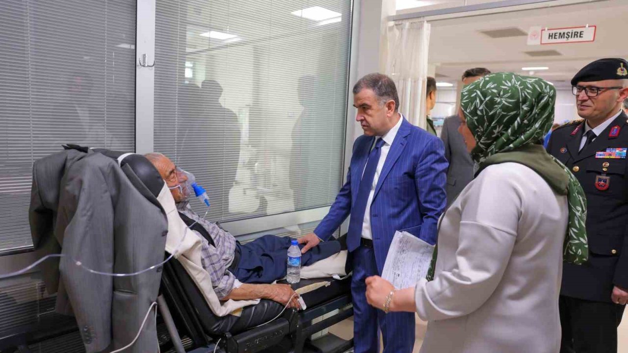 Bayburt’ta sağlık çalışanları ve hastalarla bayramlaşıldı
