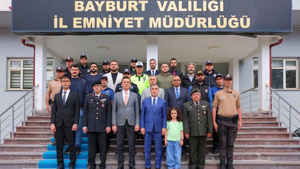 Bayburt’ta bayram nöbetindeki güvenlik güçleriyle bayramlaşıldı