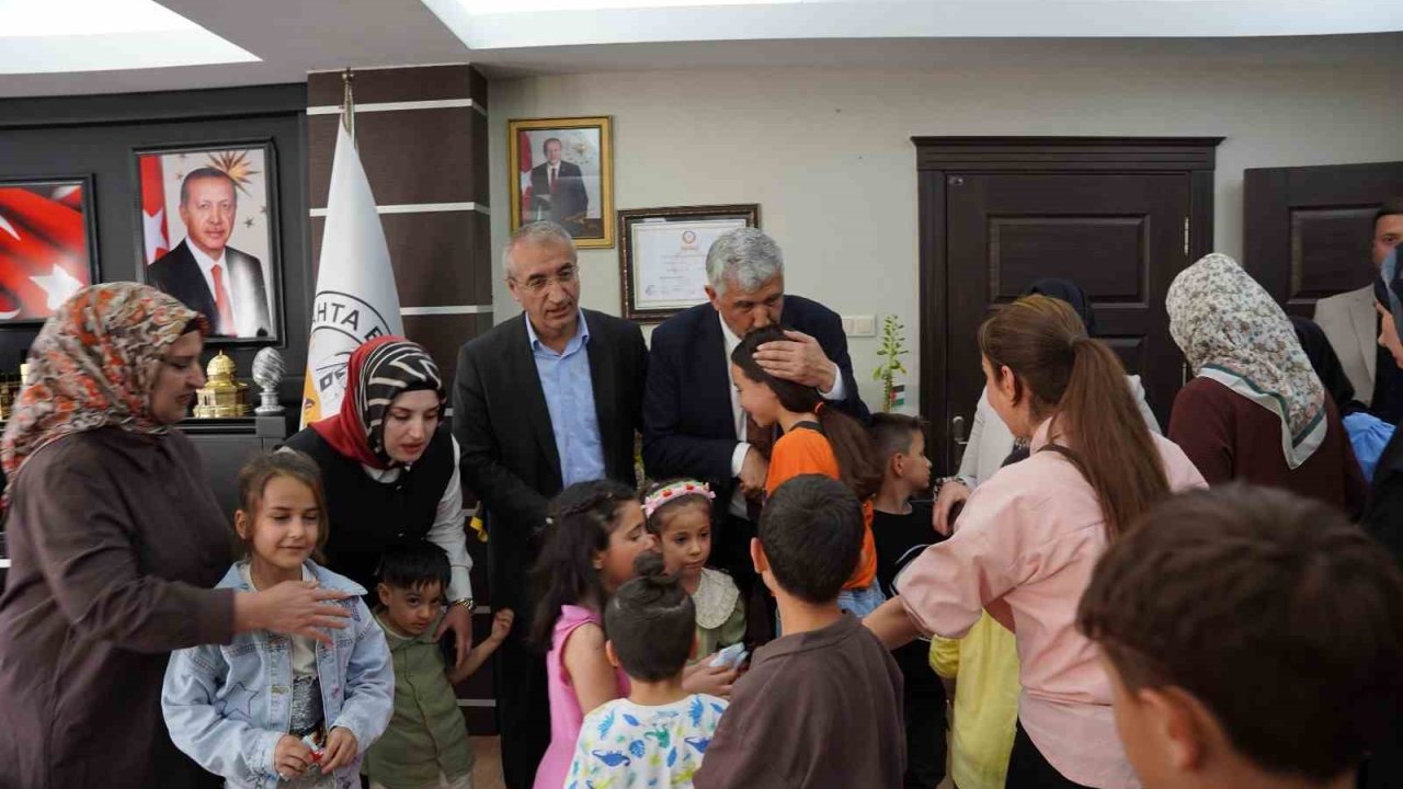 Kahta Belediyesi’nde bayramlaşma programı yoğun katılımla gerçekleştirildi