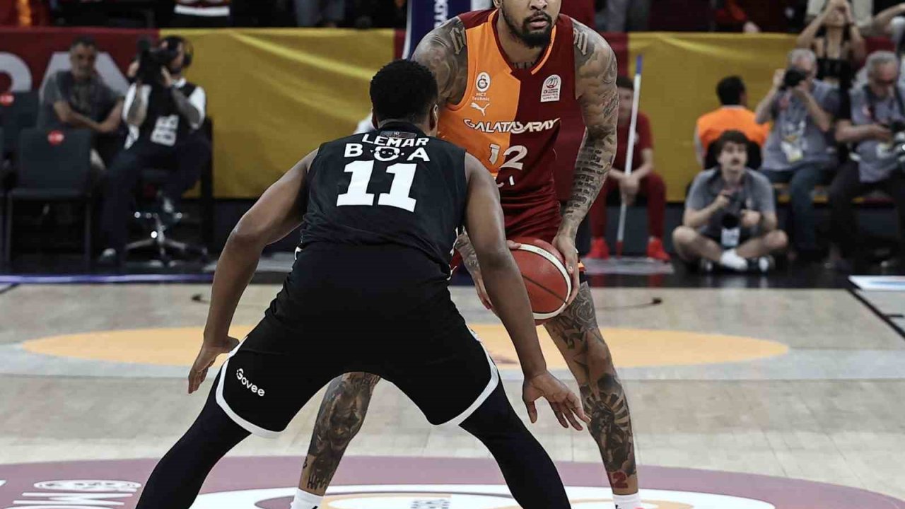 Beşiktaş ile Galatasaray yarı final için parkeye çıkacak