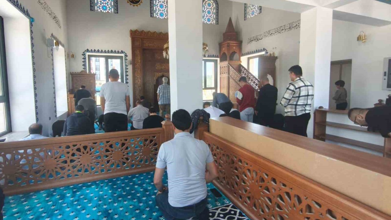 Akçaova TOKİ Camii’nde ilk Cuma namazı kılındı