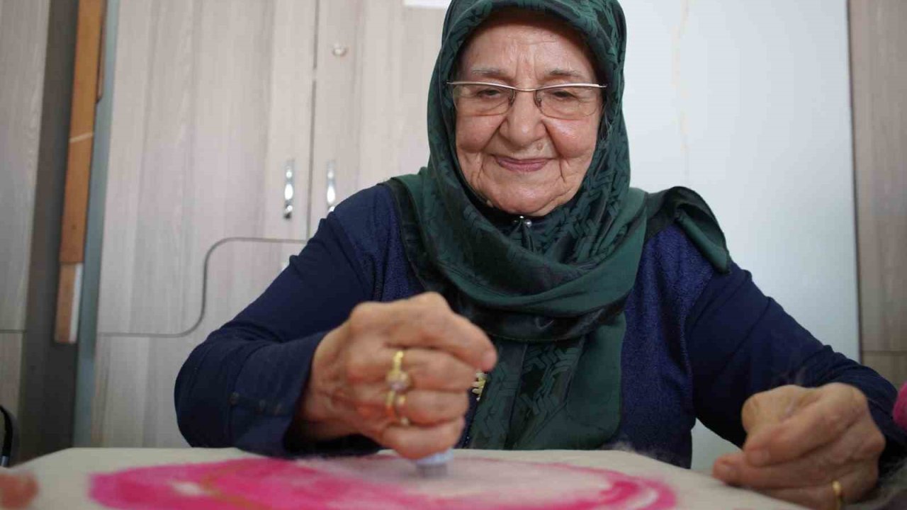 Yaşlı kadın gençlik hayalini gerçekleştiriyor