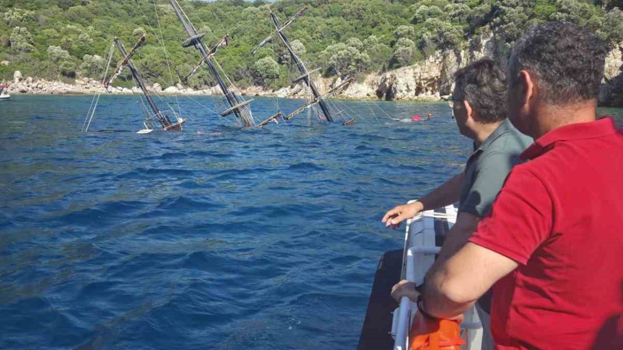 Marmaris’te gezi teknesi battı, yolcular tahliye edildi