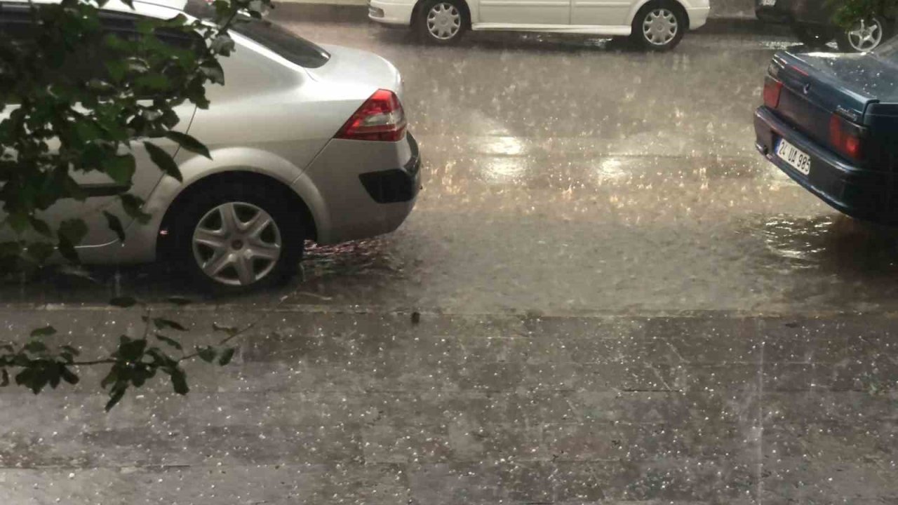 Erzincan’da dolu ve heyelan ulaşımı olumsuz etkiledi