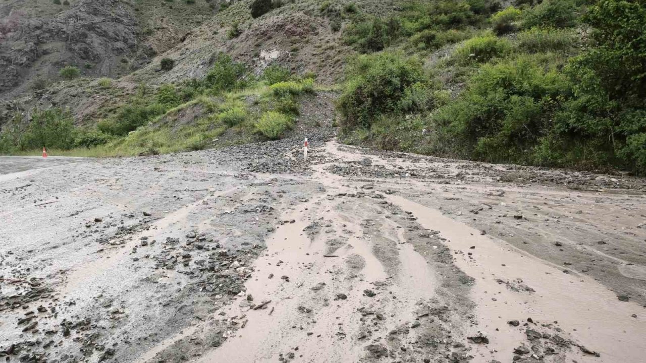 Erzincan-Kemah yolunda heyelan