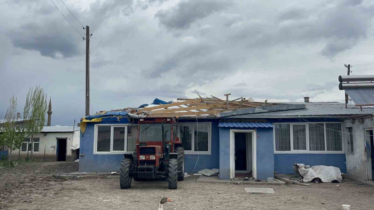 Kars’ta fırtına hayatı olumsuz etkiledi: Çatılar uçtu, güneş panelleri savruldu