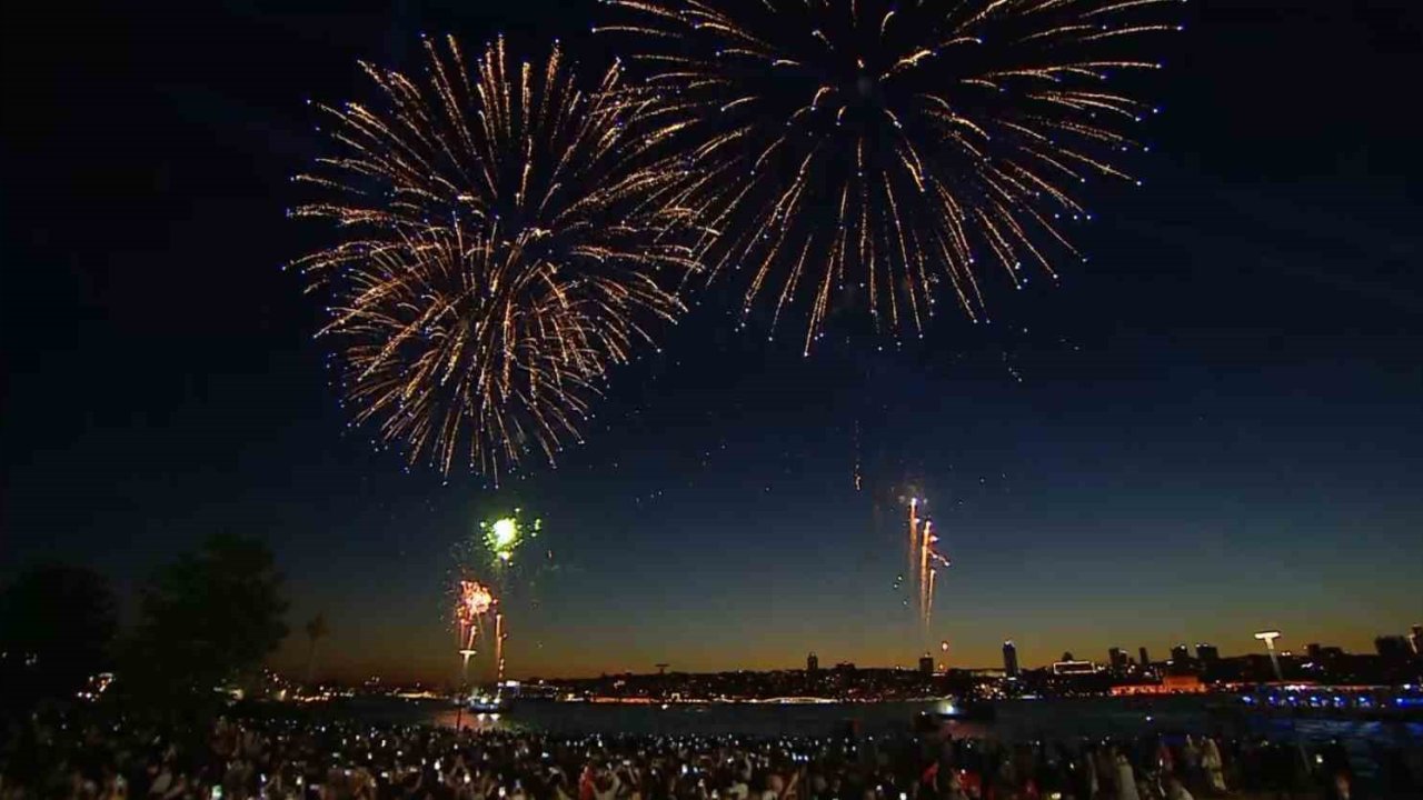 İstanbul’da fetih coşkusu: Boğaz’da havai fişek gösterisi