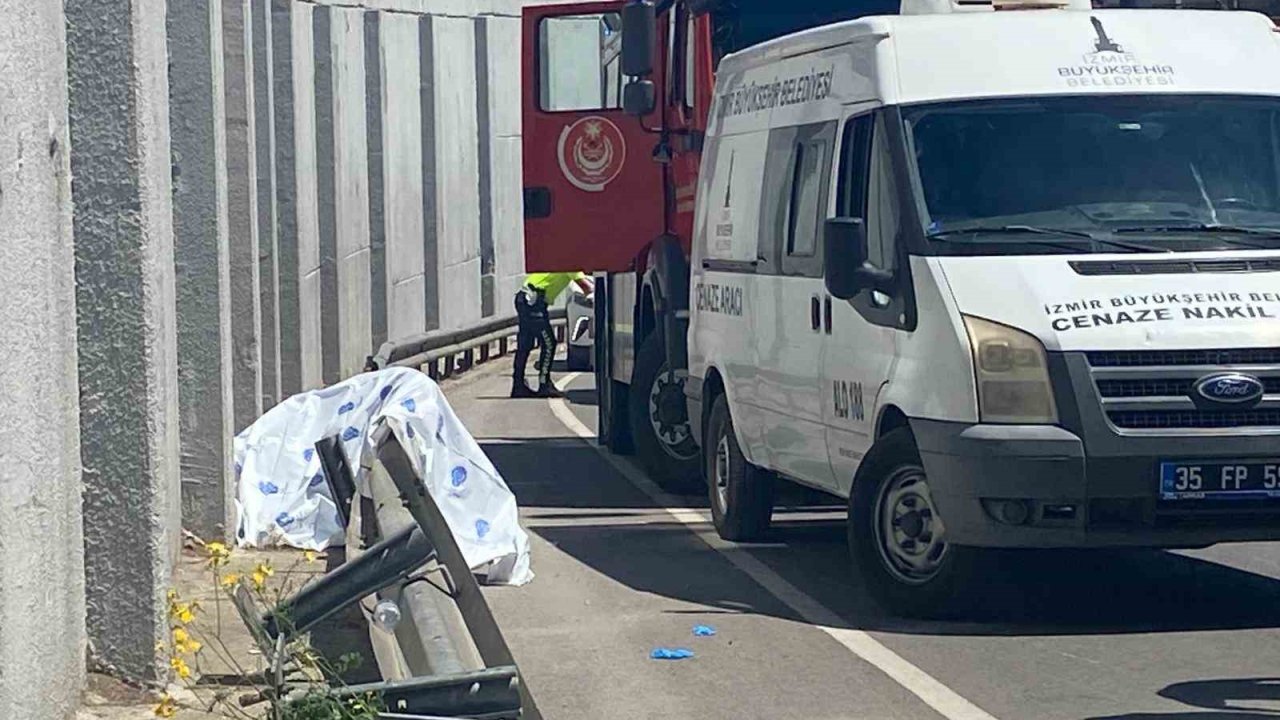 İzmir’de demir bariyere çarpan motosikletin sürücüsü hayatını kaybetti
