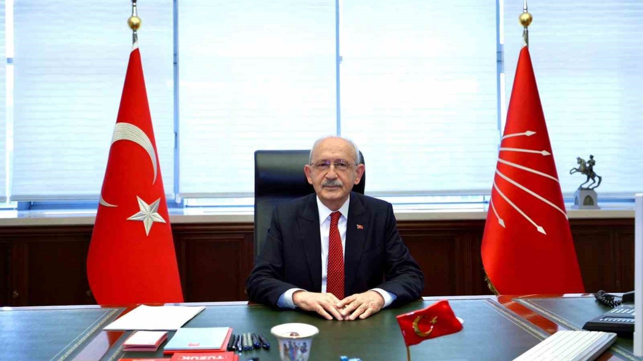 CHP Genel Başkanı Kemal Kılıçdaroğlu, genel başkanlık makamında çalışmalara başladı.