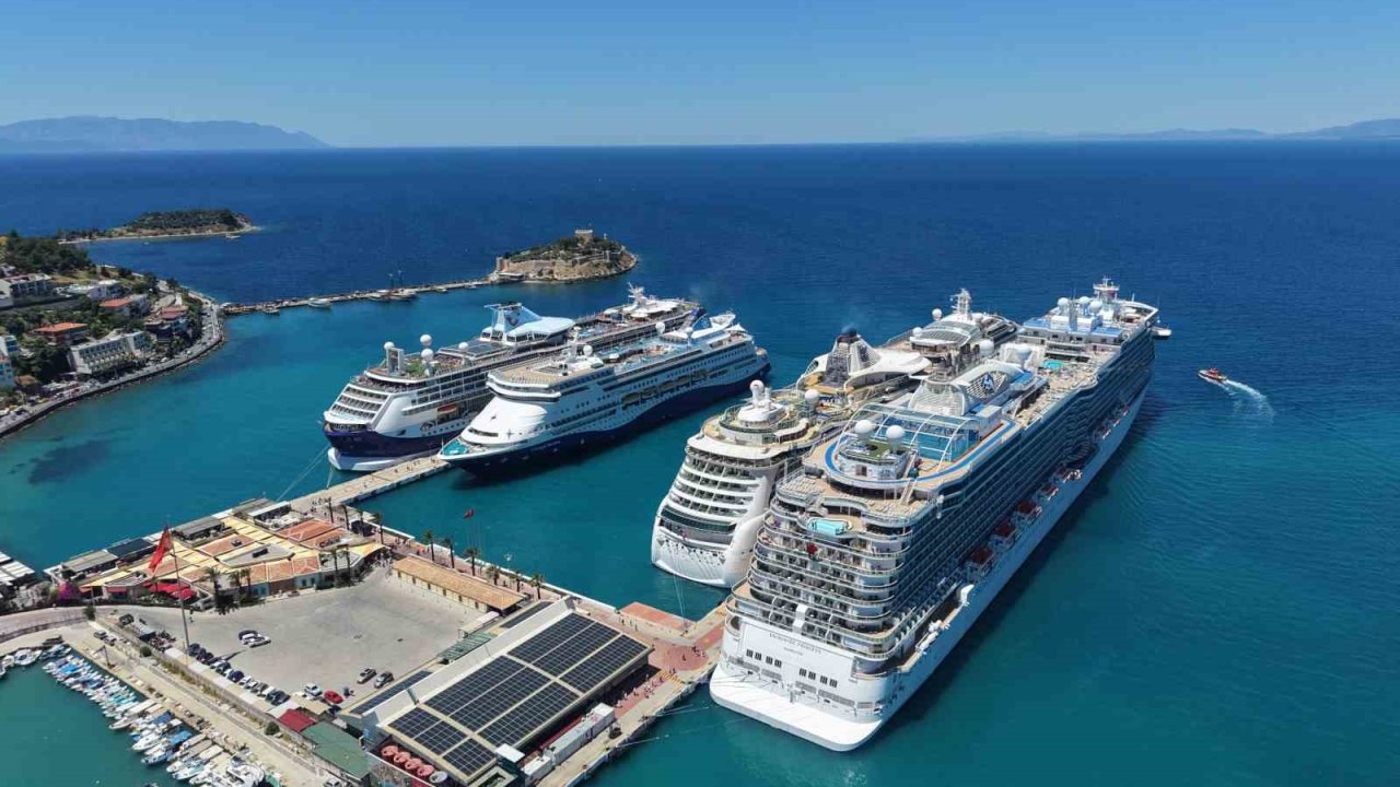 Kuşadası’na 4 kruvaziyer ile 9 bin turist geldi