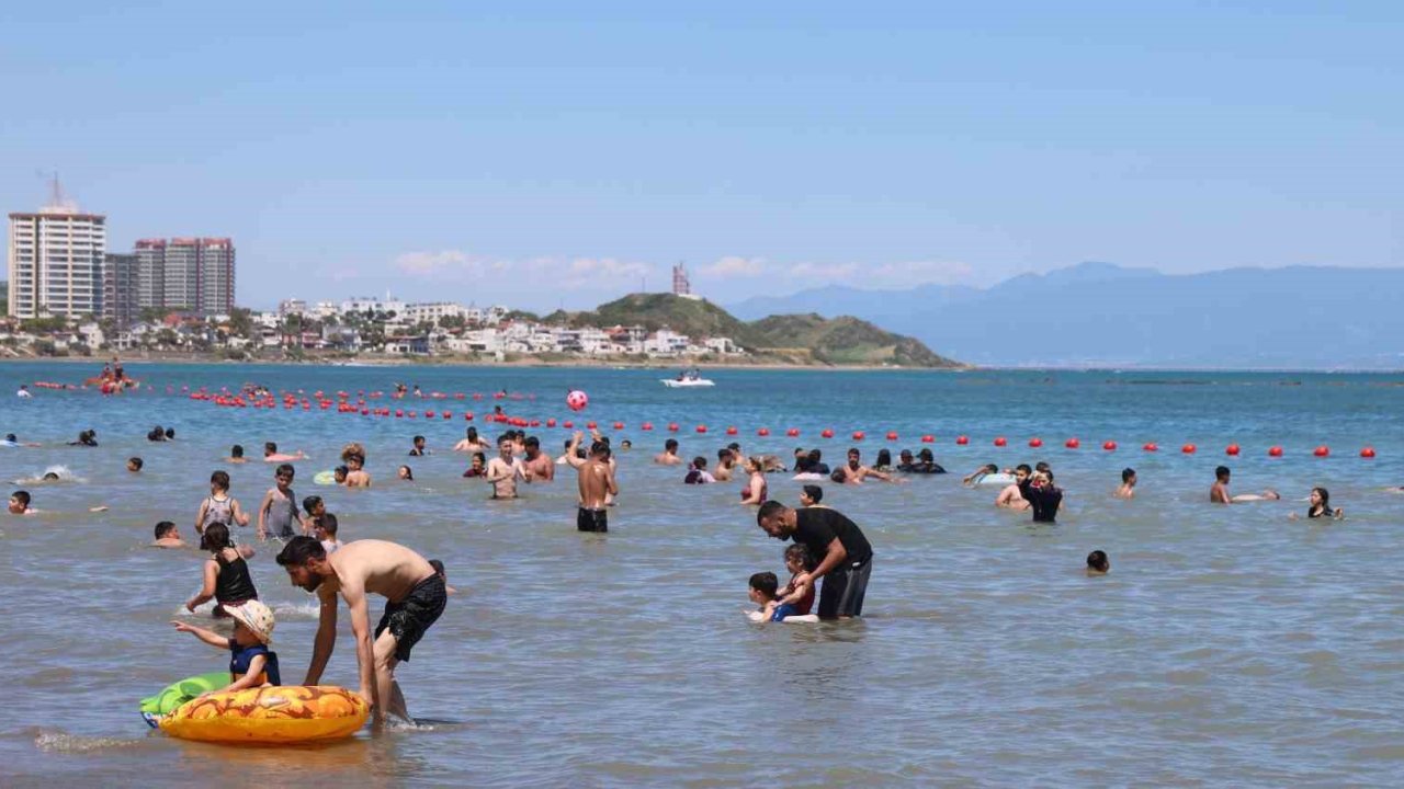 Adana’da bayramın son gününde Yumurtalık sahili doldu taştı