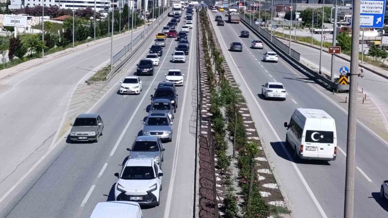 Tatilcilerin dönüş yoluna geçmesiyle Afyonkarahisar’da trafik yoğunluğu başladı