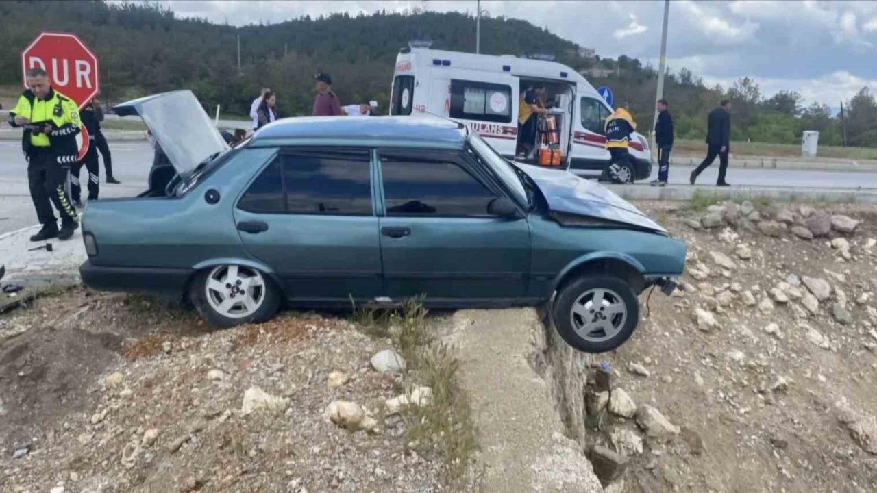 Kütahya Emet’te kavşakta iki araç çarpıştı: 3 yaralı