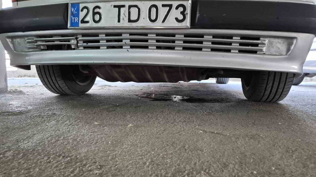 Katlı otoparkta yakıt sızdıran otomobil paniğe sebep oldu