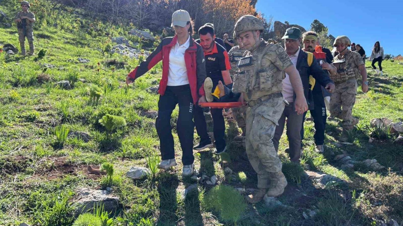 Dağlık alanda düşerek yaralan şahsı ekipler kurtardı
