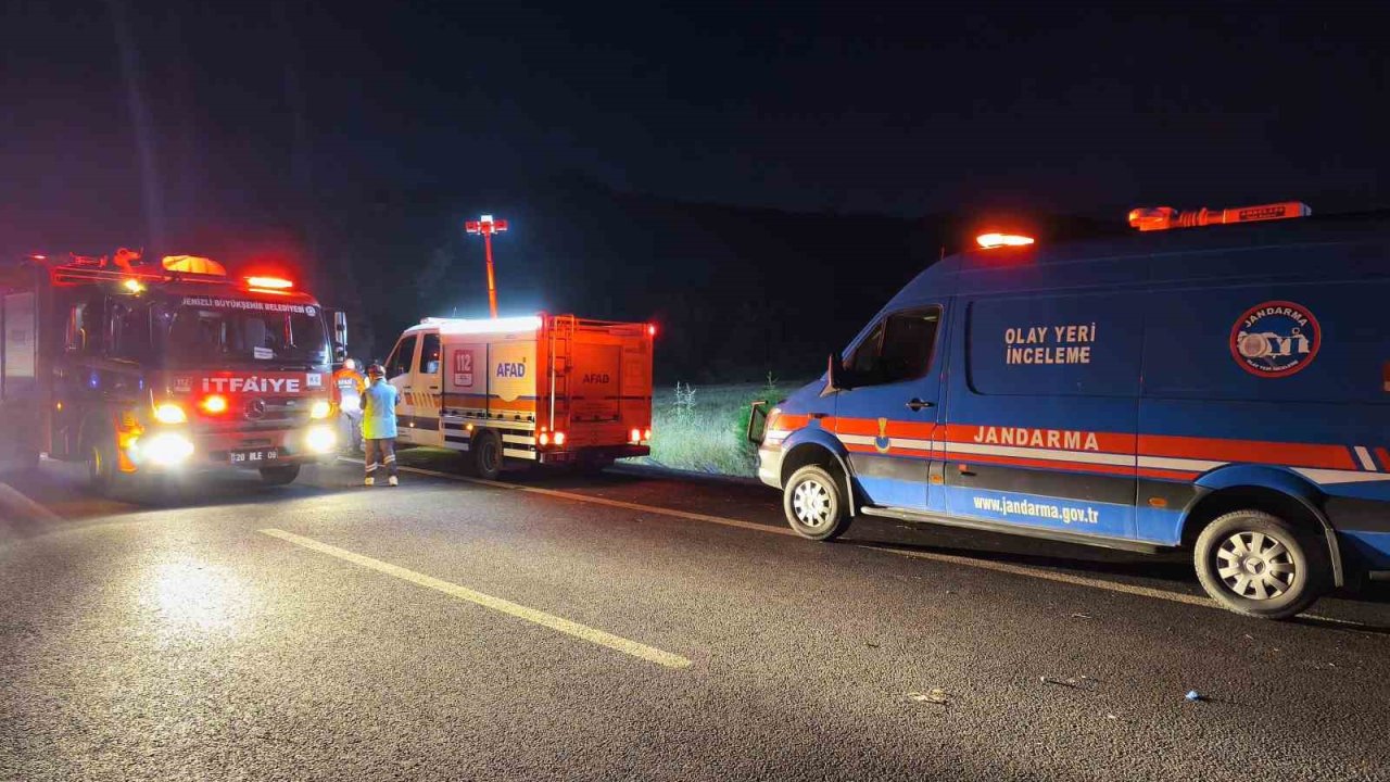 Bariyerlere çarpan yolcu otobüsü alev aldı: 3 ölü, 20 yaralı