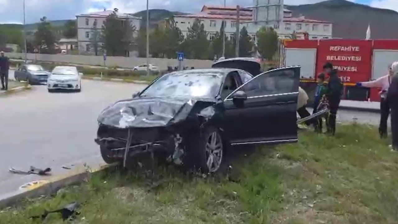 Refahiye’de iki otomobil çarpıştı: 6 yaralı