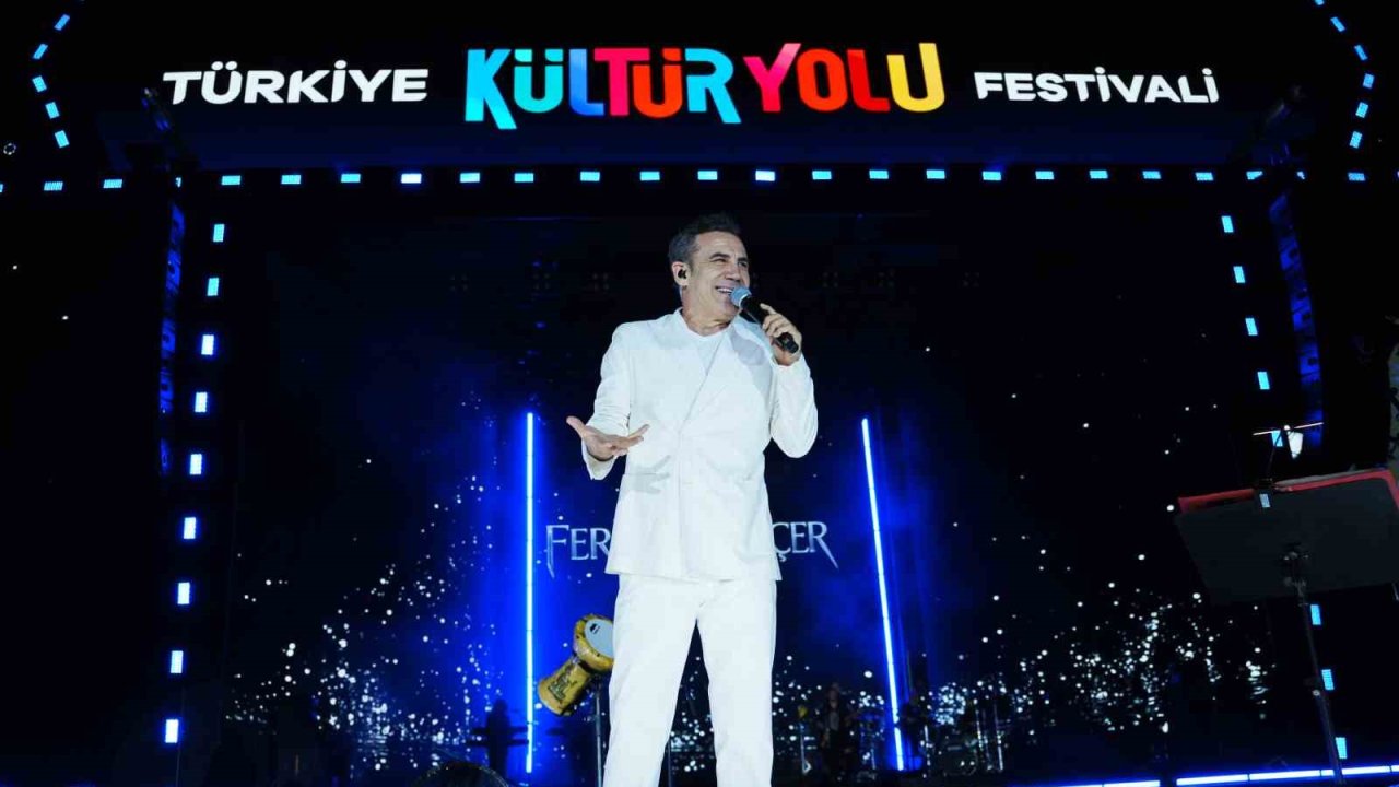 Ferhat Göçer Manisa’yı coşturdu
