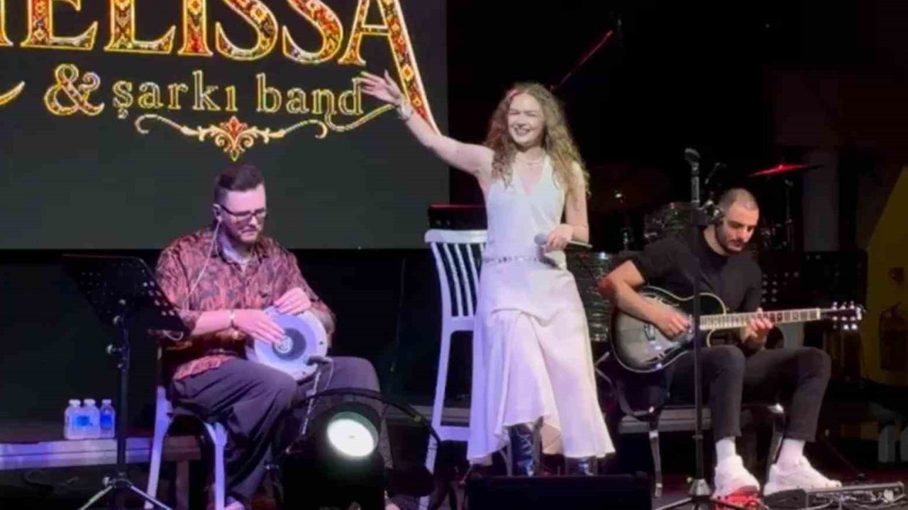 Romanyalı yıldız Amelissa’dan Bodrum’da bayram şovu