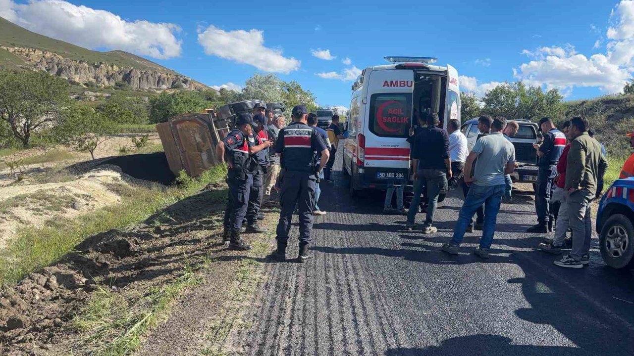 Asfalt çalışmasında kamyon devrildi, sürücü yaralandı