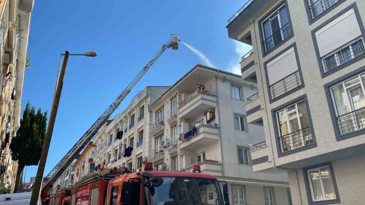 Küçükçekmece’de korkutan çatı yangını