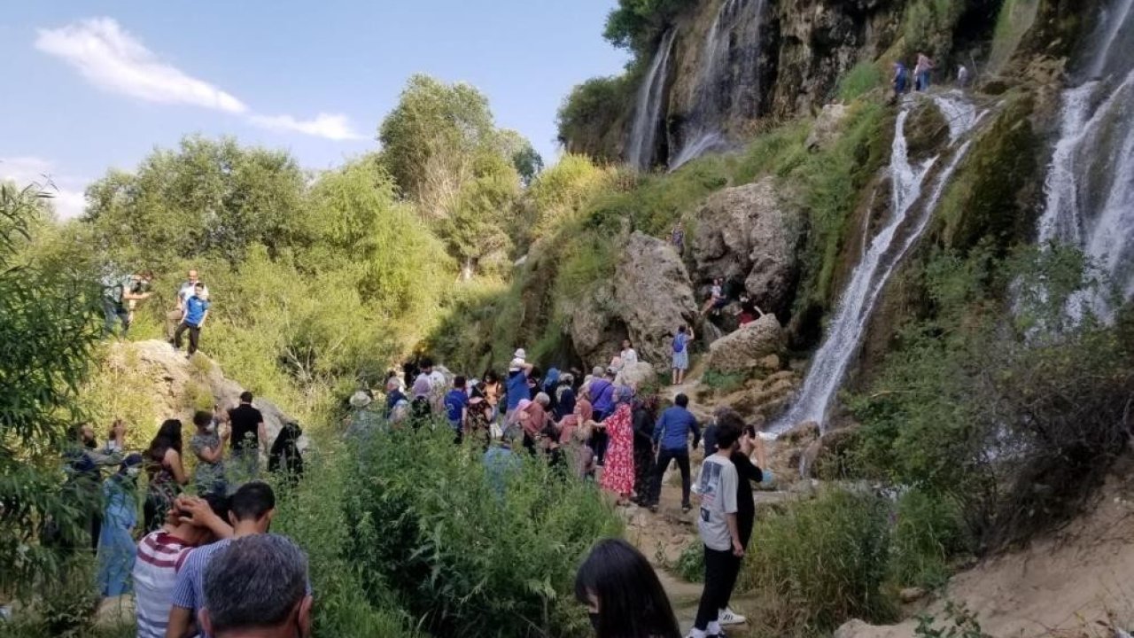 Girlevik Şelalesi bayramda ziyaretçi akınına uğradı