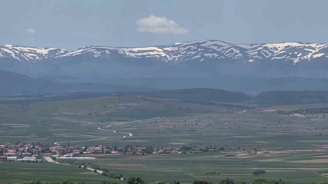 Kütahya’da kartpostallık manzara zirvede kar, ovada bahar