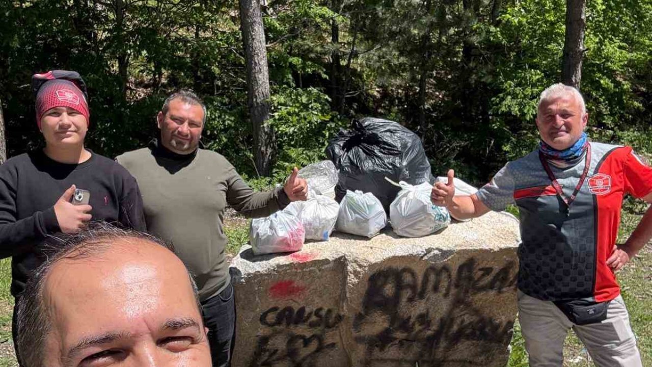 Kütahya’da kirlenen mesire alanını Eskişehirli motosiklet grubu temizledi
