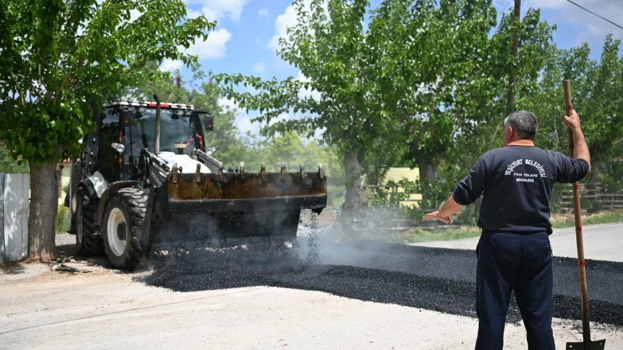 Yeşilyurt Belediyesi, Topsöğüt Mahallesi’nin yollarını yeniliyor