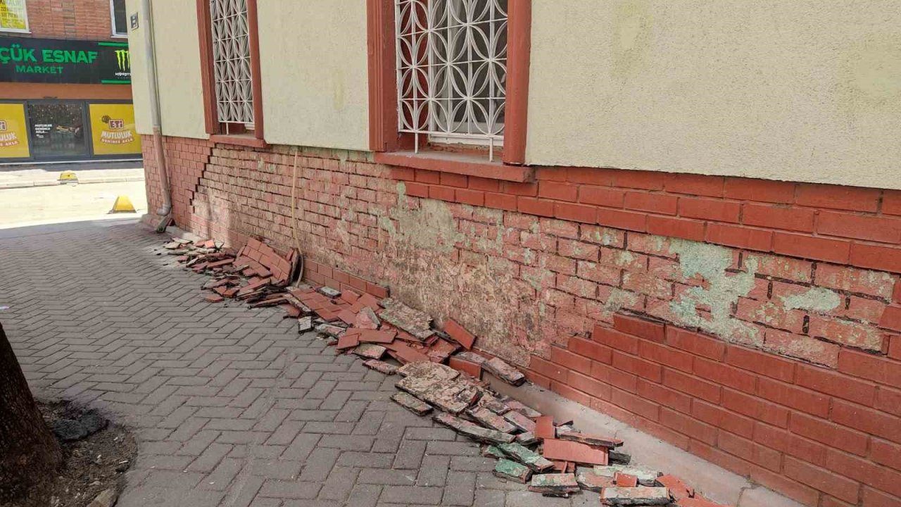 Eskişehir’de cami duvarının dekoratif tuğlaları deforme olup kaldırıma döküldü
