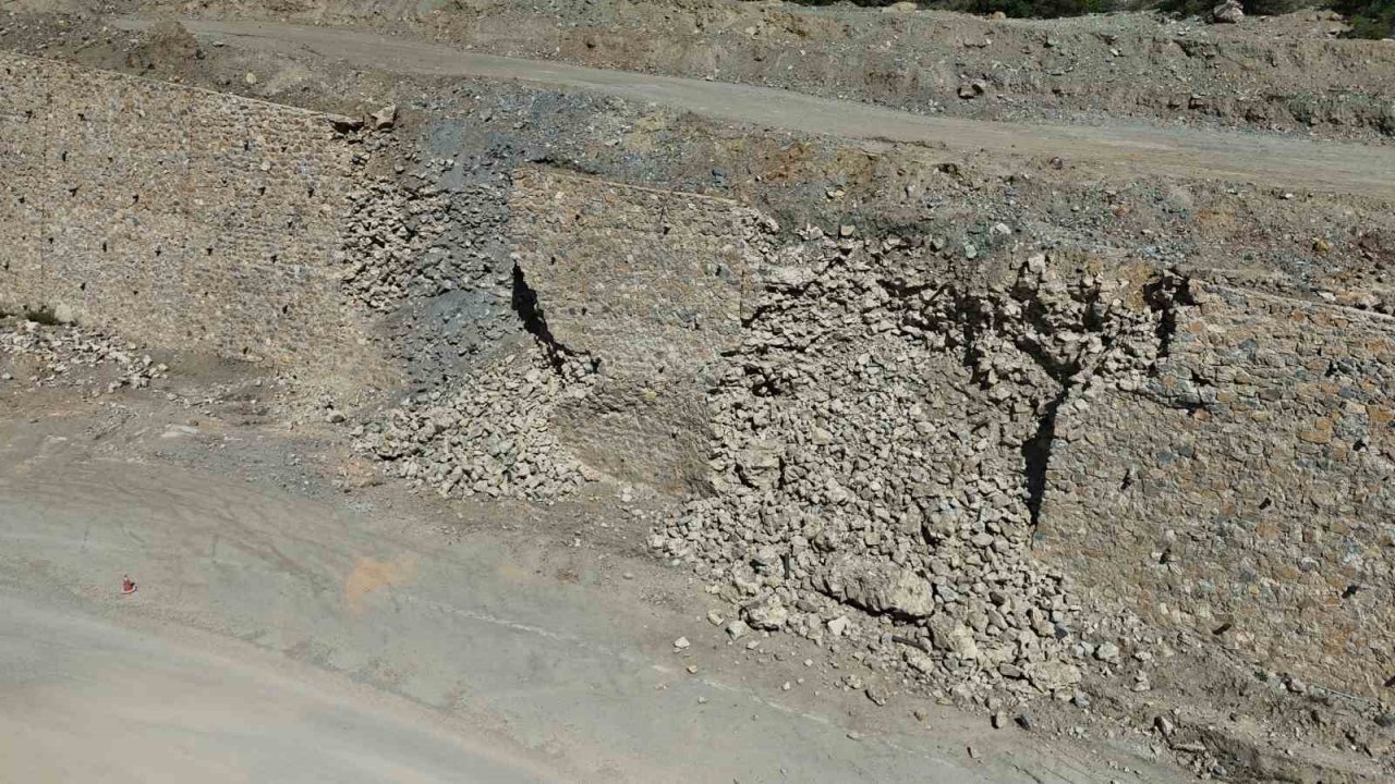 Sarıcakaya yolunun istinat duvarı yıkıldı