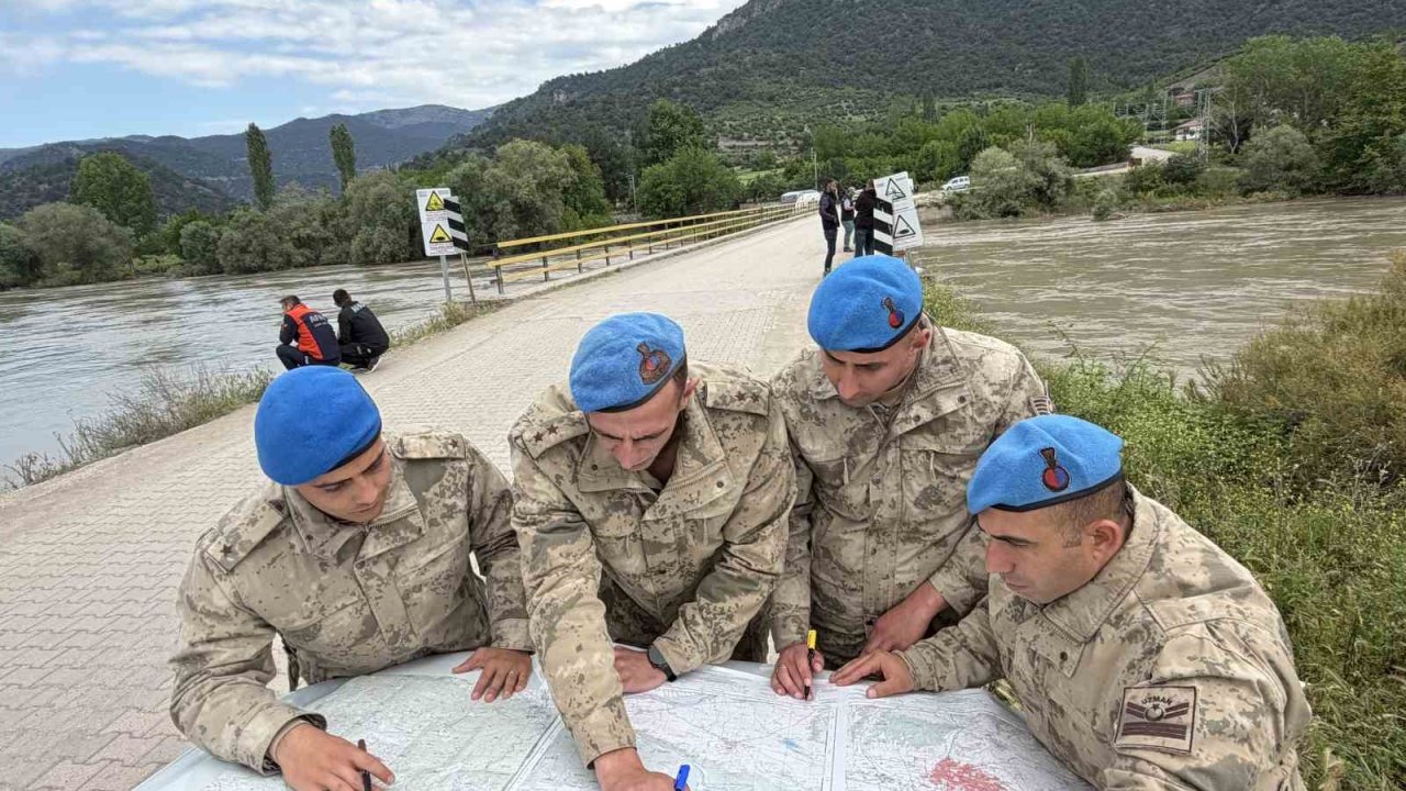 Tokat’ta 216 personel Kelkit Çayı’nda kayıp gençlerin izini sürüyor
