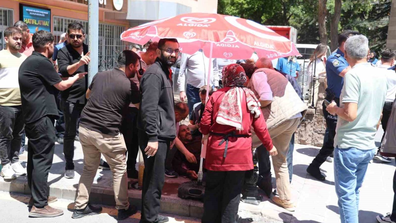 Cenaze çıkışında yol verme kavgası kanlı bitti: 1 yaralı, 2 gözaltı