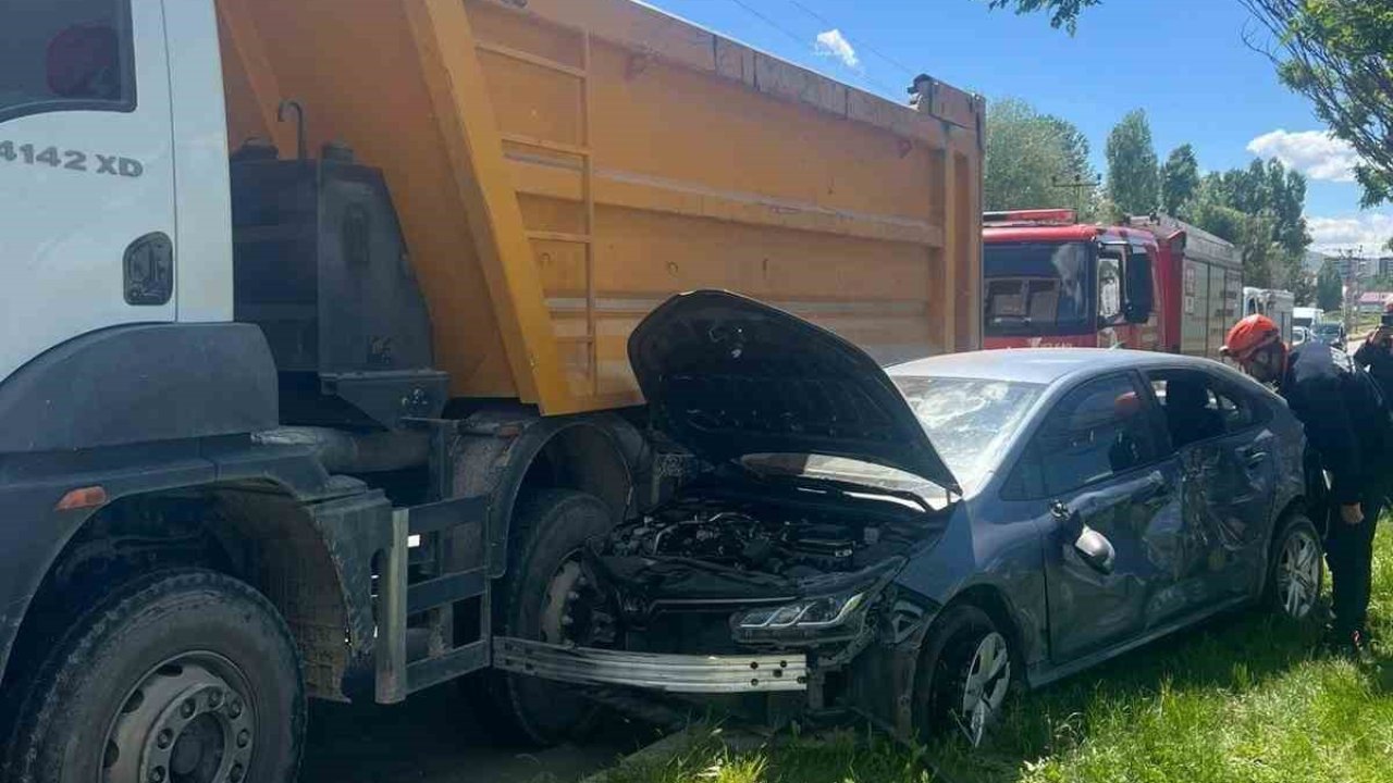 Muş’ta kamyon ile otomobil çarpıştı: 1 yaralı